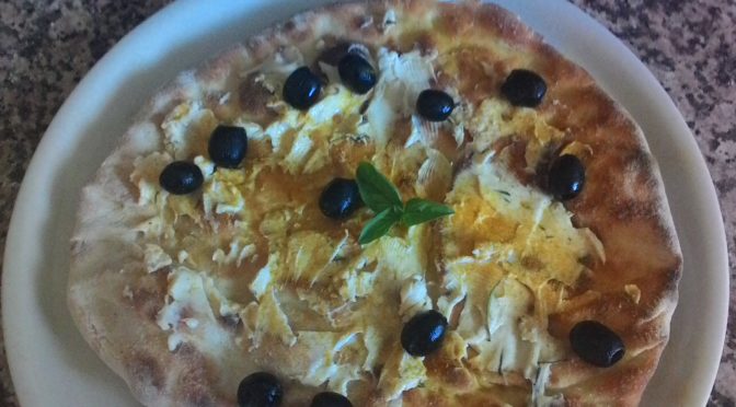 Focaccia con Formaggio Curcuma e Olive Nere