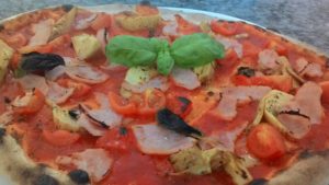 Pizza con Ajo Alcachofa Tomate y Jamón