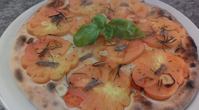 Focaccia con Pomodoro Aglio Alici e Timo