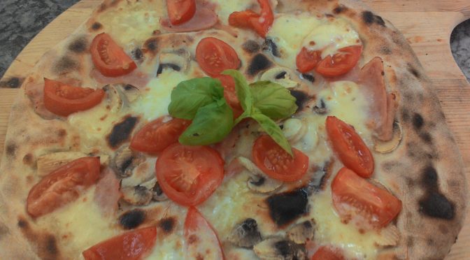 Pizza com mussarela e tomate Cogumelos Ham