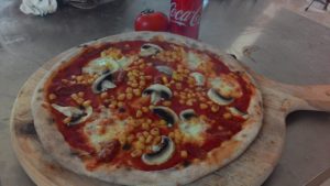 Pizza con Salame Piccante Funghi e Mais