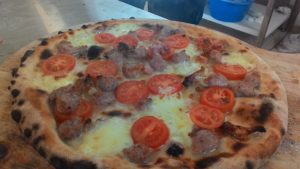 Pizza de mozzarella y tomates Salchicha Almohada