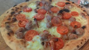 Pizza con Mozzarella Pomodorini Guanciale e Salsiccia