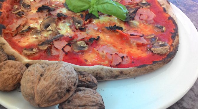 Pizza con Prosciutto Funghi e Noci