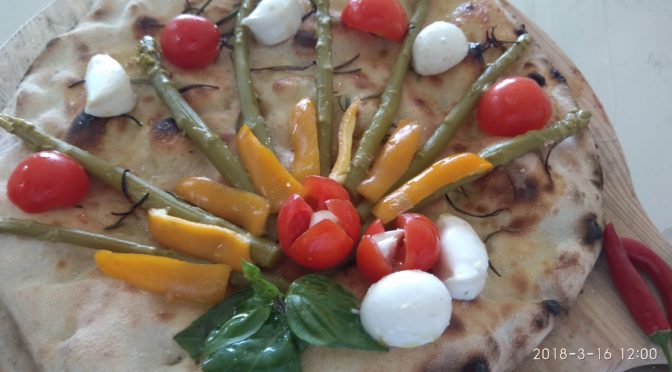 Focaccia com mussarela e espargos Pimentas