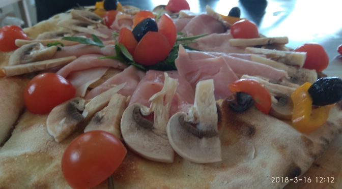 Focaccia con Prosciutto Funghi e Pomodorini