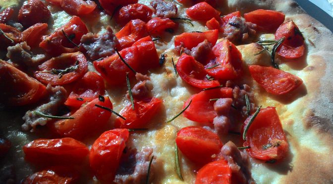 Focaccia con tomate y salchichas