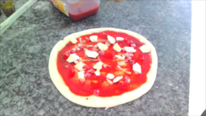 Pizza con Cipolla Pancetta e Mozzarella