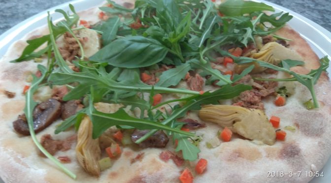 Pizza com atum cogumelos Alcachofras e Rúcula