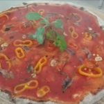 Pizza con Pomodoro Peperoni Alici Aglio e Rosmarino
