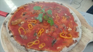 Pizza con Pomodoro Peperoni Alici Aglio e Rosmarino