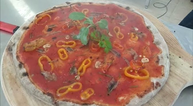 Pizza con pimientos tomate Anchoas ajo y romero