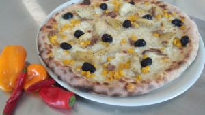 Pizza con Carciofini Mozzarella Mais Alici Olive