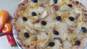 Pizza con Carciofini Mozzarella Mais Alici Olive