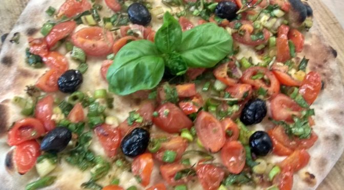 Focaccia con tomates cebollas y aceitunas negras