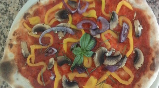 Pizza con setas y pimientos cebolla roja de Tropea