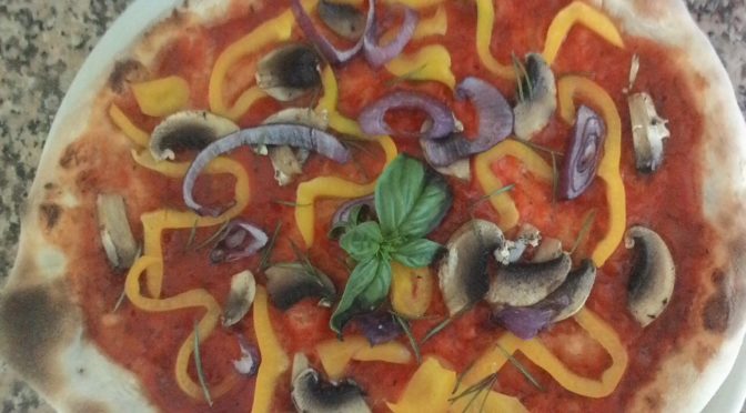 Pizza con Peperoni Funghi e Cipolla Rossa di Tropea