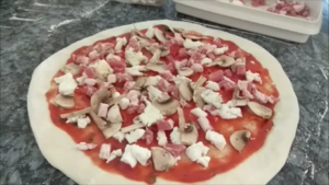 Pizza con Funghi Pancetta e Gorgonzola