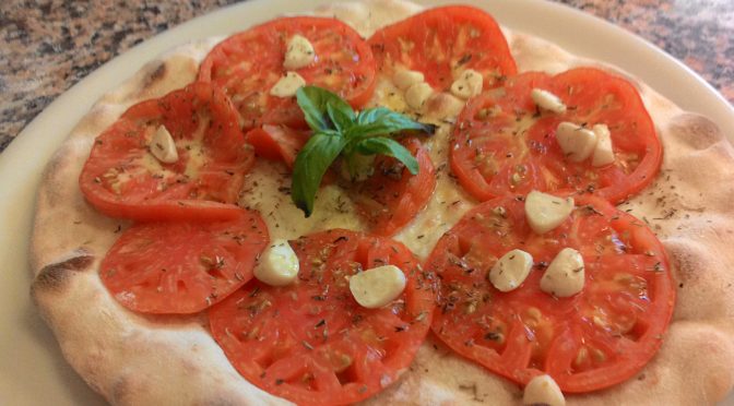 Focaccia Con Pomodori e Aglio Marinato