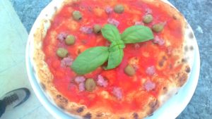 Pizza con salchicha y las aceitunas verdes