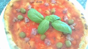 Pizza con Salsiccia e Olive Verdi