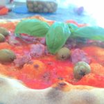 Pizza con Salsiccia e Olive Verdi