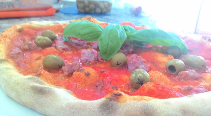 Pizza con Salsiccia e Olive Verdi