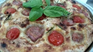 Potato masa Focaccia con tomates y salchichas