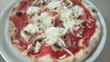 Pizza con Pancetta Funghi e Cipolla