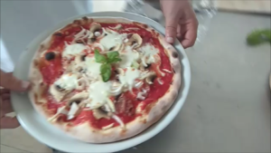 Pizza con Pancetta Funghi e Cipolla