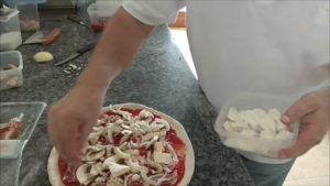 Pizza con tocino de setas y cebolla