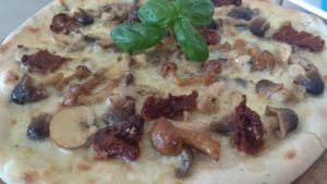 Pizza Con Mozzarella Funghi Trifolati e Pomodori Secchi