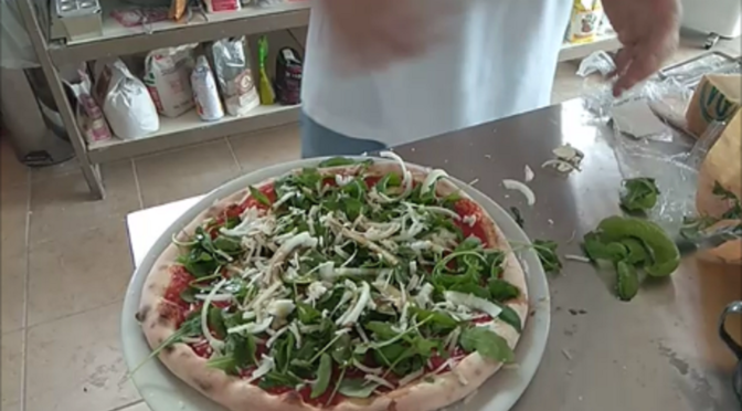 Cebola pizza com rúcula e parmesão