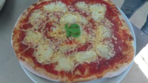Pizza con salami y queso Edam