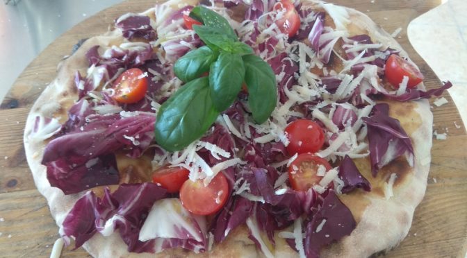 Focaccia con tomates Radicchio y queso parmesano