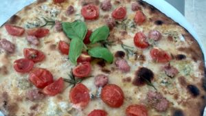 Focaccia con Gorgonzola Salsiccia e Pomodorini