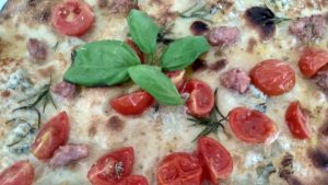 Focaccia con Gorgonzola Salsiccia e Pomodorini