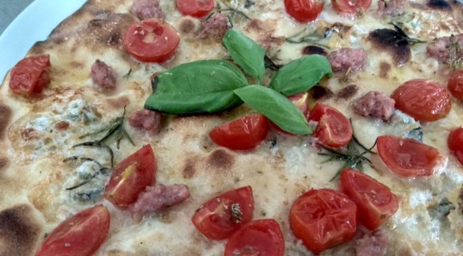 Focaccia con Gorgonzola Salsiccia e Pomodorini