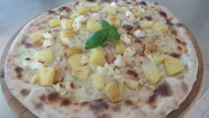 Pizza con Formaggini Ananas e Aceto Balsamico