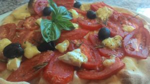 Focaccia com fatias de tomate e queijo Brie