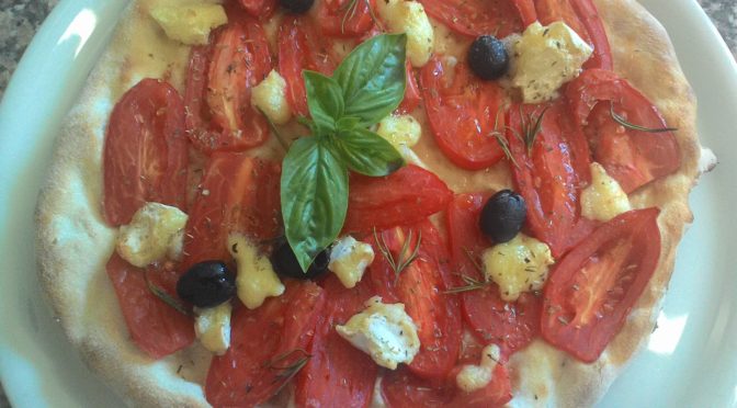 Focaccia con rodajas de tomate y queso Brie