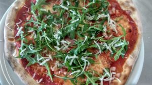 Pizza con Pancetta Rucola e Parmigiano