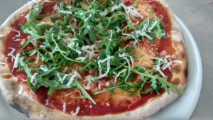 Pizza con Pancetta Rucola e Parmigiano