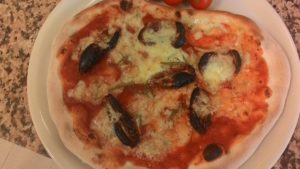 Pizza con tomate tomates secos y Gorgonzola