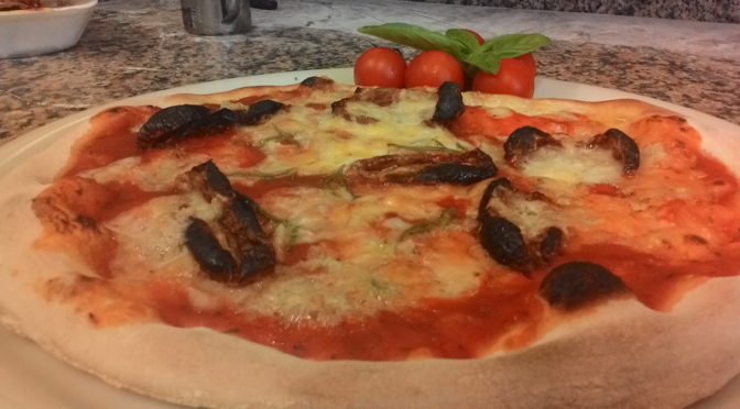 Pizza con tomate tomates secos y Gorgonzola