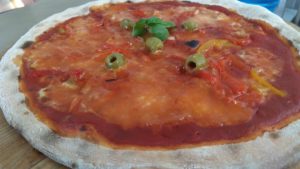 Pizza de mozzarella de tomate pimientos y aceitunas verdes