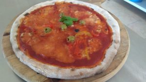 Pizza con Pomodoro Mozzarella Peperoni e Olive Verdi