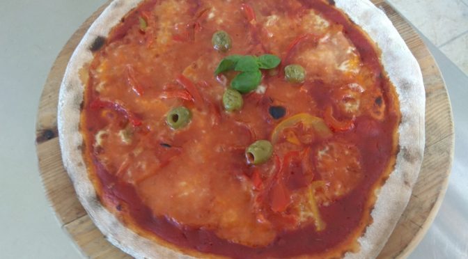 Pizza con Pomodoro Mozzarella Peperoni e Olive Verdi