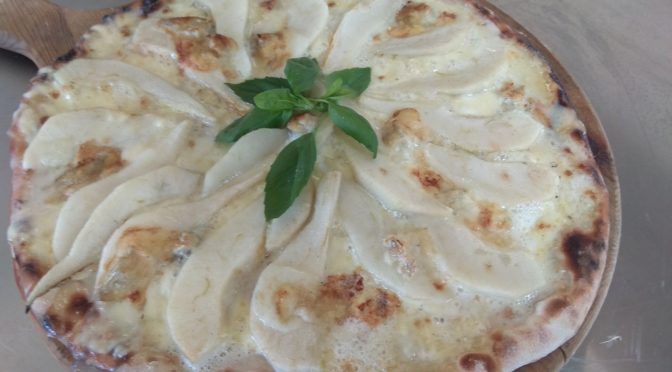 Pizza with Gorgonzola and pears