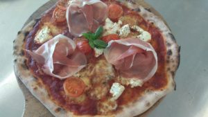 Pizza con Pomodorini Ricotta e Prosciutto